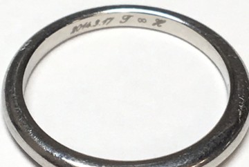 婚約指輪や結婚指輪など、記念のお品物はお名前や記念日が刻印されていることがあります。