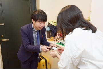 銀座まで洋服を持ってくるのが大変な方には便利な買取方法があります。
