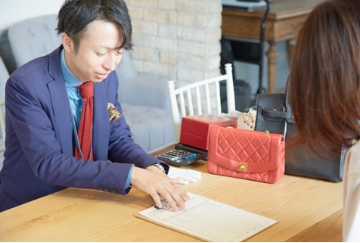 査定は無料。大事なブランド品、ブランド古着悩んでお売りください。