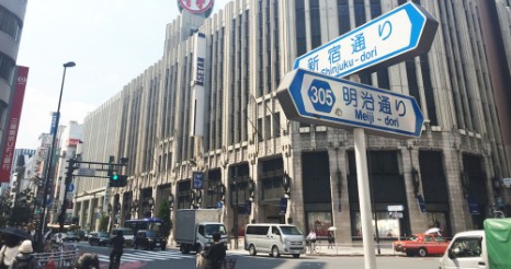 新宿伊勢丹のスグ近く徒歩2分程度です
