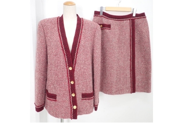洋服は基本的にはトレンドに左右されやすいですが、古い洋服でもヴィンテージ評価が出来るアイテムもあり、高価買取の値が付くこともございます。