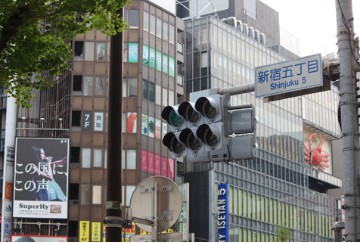 新宿三丁目駅からすぐ近く。新宿駅からは地下道があるので洋服を濡らすことなく買取に出しやすい場所です。