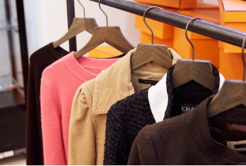 バッグを買取りするのは当たり前。洋服もしっかりと買取できるのがエコスタイル大阪心斎橋店です。